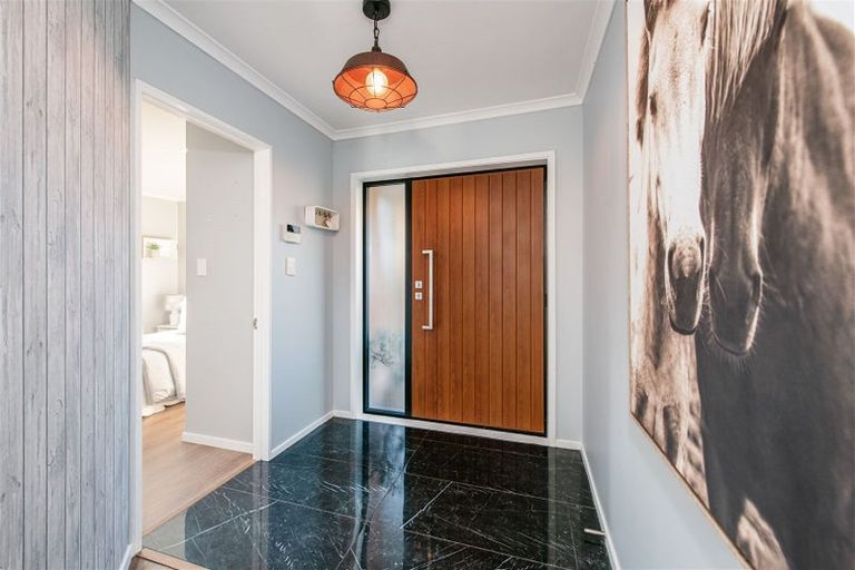 Photo of property in 17 Fleetwood Drive, Henderson, Auckland, 0612