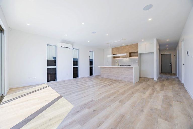 Photo of property in 2 Kartolina Crescent, Kumeu, 0810