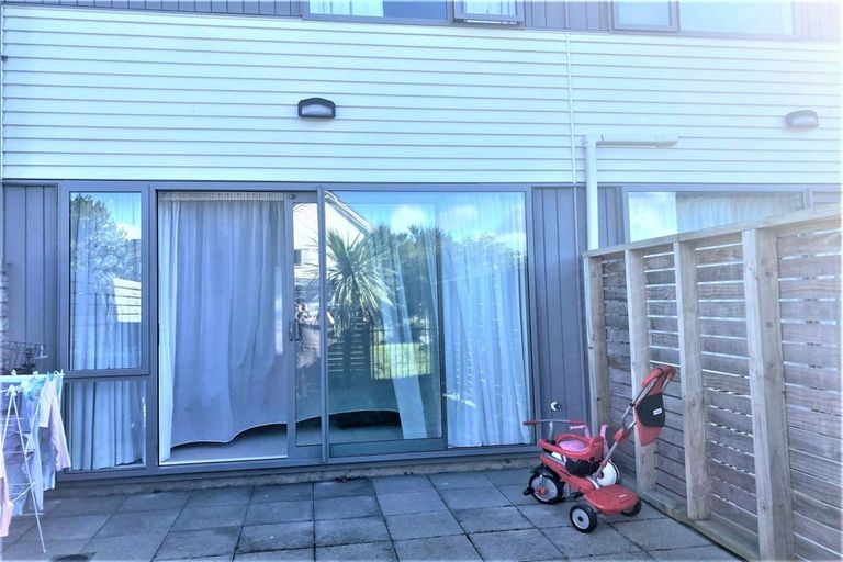 Photo of property in 15/2u Stone Street, Miramar, Wellington, 6022