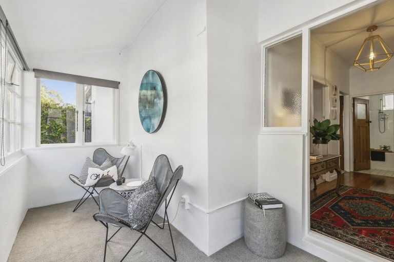 Photo of property in 281 Queens Drive, Lyall Bay, Wellington, 6022