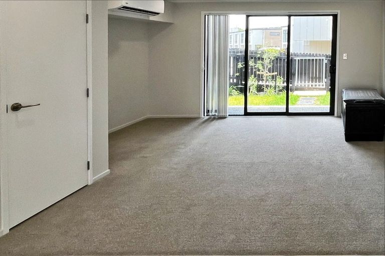 Photo of property in 2 Mikoikoi Crescent, Mangere Bridge, Auckland, 2022