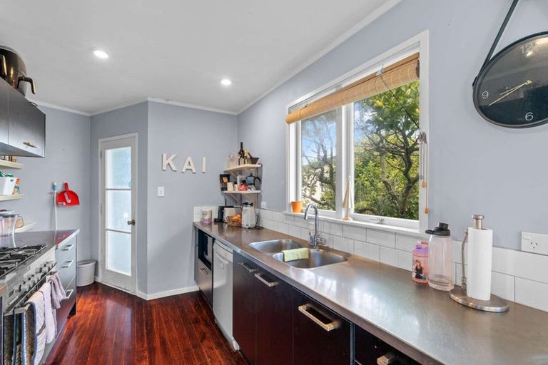 Photo of property in 10 Awaroa Road, Sunnyvale, Auckland, 0612