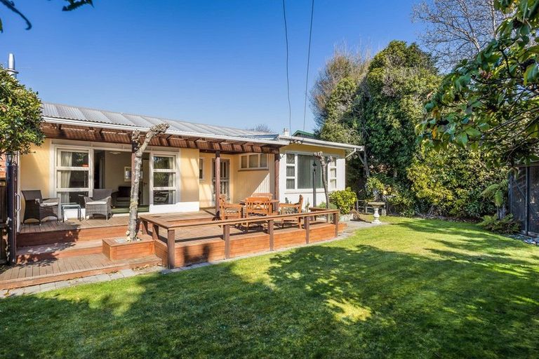 Photo of property in 19 Derrett Place, Saint Martins, Christchurch, 8022