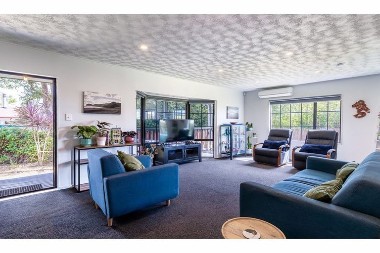 Photo of property in 7 Imperial Place, Henderson, Auckland, 0612