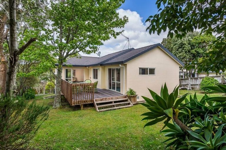 Photo of property in 35 Trotting Terrace, Fairview Heights, Auckland, 0632