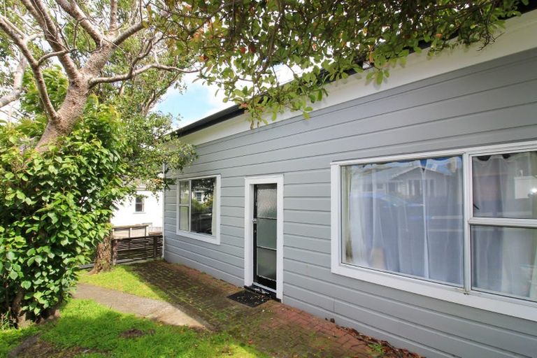 Photo of property in 18 Tamar Street, Island Bay, Wellington, 6023