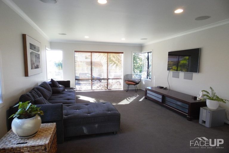 Photo of property in 7 Landmark Drive, Te Atatu Peninsula, Auckland, 0610