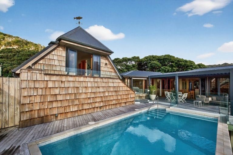 Photo of property in 24 Garden Road, Piha, 0772