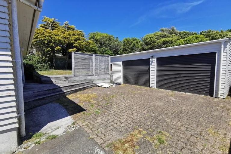 Photo of property in 96 Glanmire Road, Newlands, Wellington, 6037