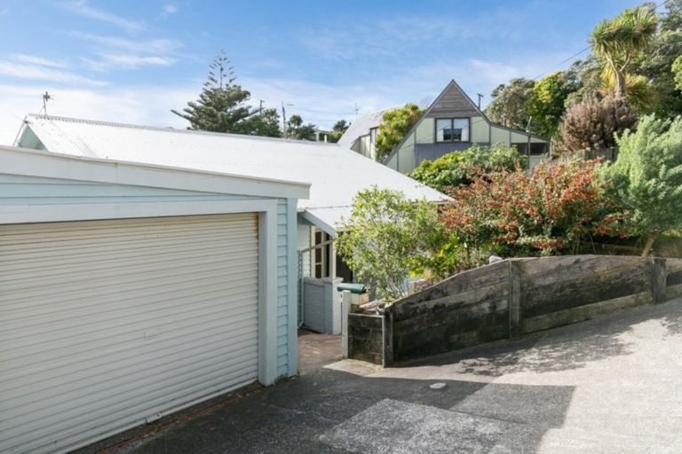 Photo of property in 100 Creswick Terrace, Northland, Wellington, 6012
