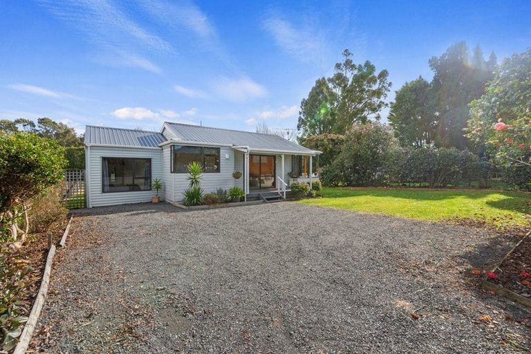 Photo of property in 802 Waitakere Road, Kumeu, 0891