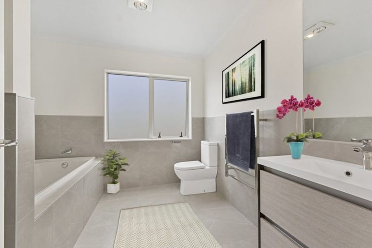 Photo of property in 8 George Mcwhirter Avenue, Massey, Auckland, 0614