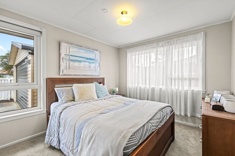 Photo of property in 21 La Perouse Place, Northcote, Christchurch, 8052