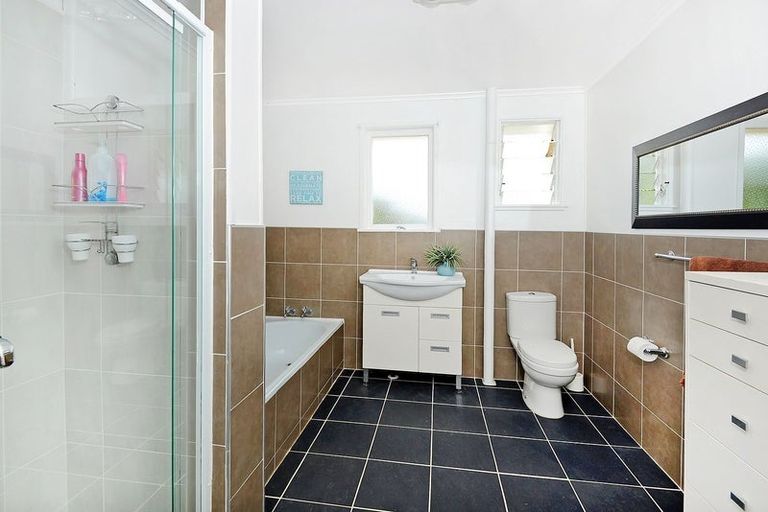 Photo of property in 75 Lake Road, Northcote, Auckland, 0627