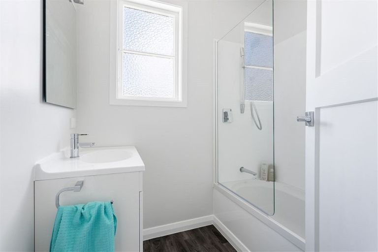 Photo of property in 8b St James Avenue, Helensville, 0800