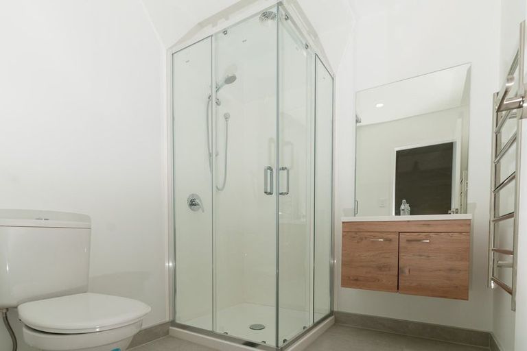 Photo of property in 2 Mikoikoi Crescent, Mangere Bridge, Auckland, 2022