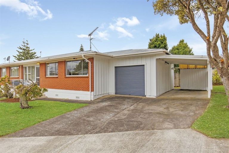 Photo of property in 2 May Avenue, Te Atatu South, Auckland, 0610