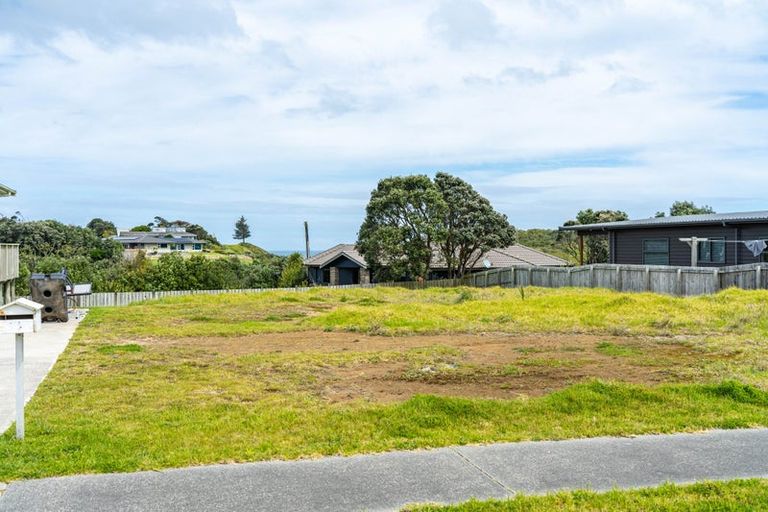 Photo of property in 2 Ambergris Place, Baylys Beach, 0377