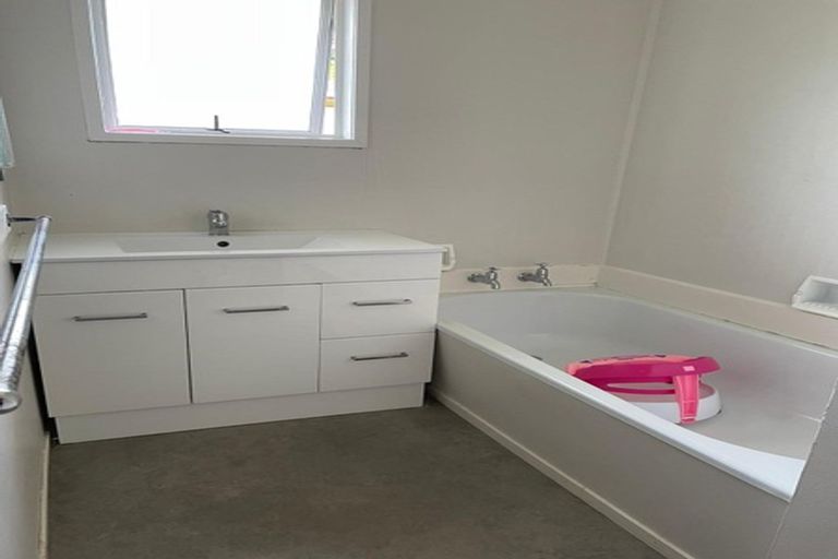 Photo of property in 2/199 Henderson Valley Road, Henderson, Auckland, 0612