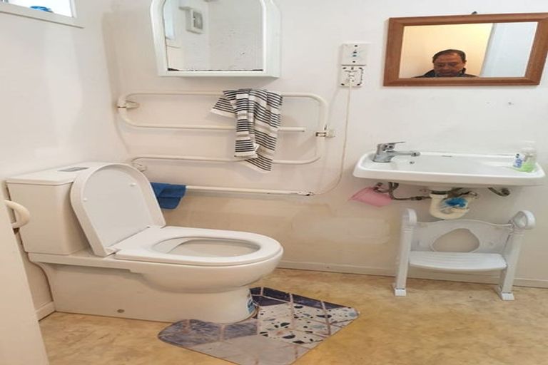 Photo of property in 2/940 East Coast Road, Northcross, Auckland, 0630