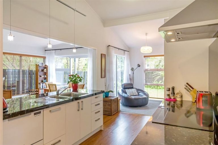 Photo of property in 31 Oteha Valley Road, Northcross, Auckland, 0632
