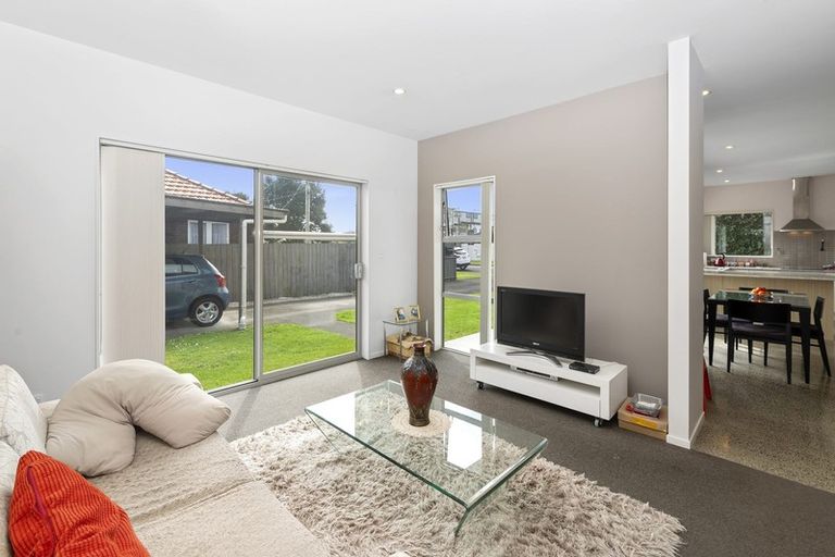 Photo of property in 2b Peachgrove Road, Te Atatu Peninsula, Auckland, 0610