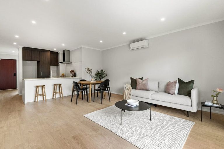 Photo of property in 2/1 Parapara Place, Albany, 0632