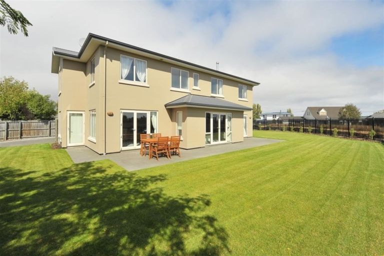 Photo of property in 35 Mataroa Place, Parklands, Christchurch, 8083