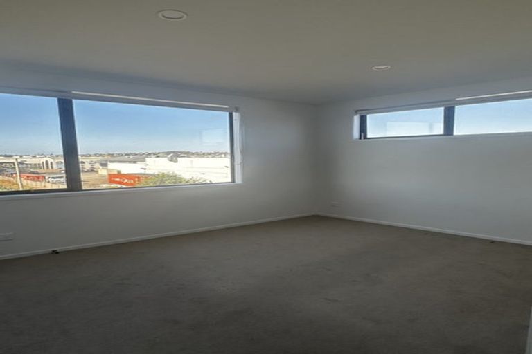 Photo of property in 16 Dorothy Thorpe Way, New Lynn, 0600