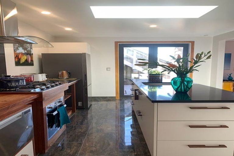 Photo of property in 274 Queens Drive, Lyall Bay, Wellington, 6022