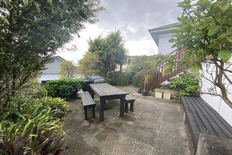 Photo of property in 35 Seaview Road, Glenfield, Auckland, 0629
