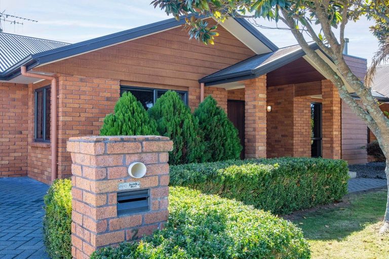 Photo of property in 2 Shiraz Place, Rototuna, Hamilton, 3210