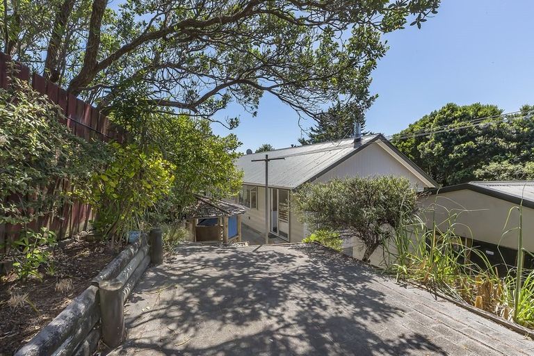 Photo of property in 1 Mervyn Place, Plimmerton, Porirua, 5026