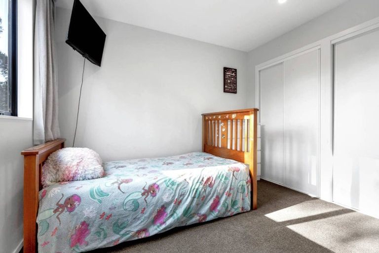 Photo of property in 27 Tokai Place, Glen Eden, 0602