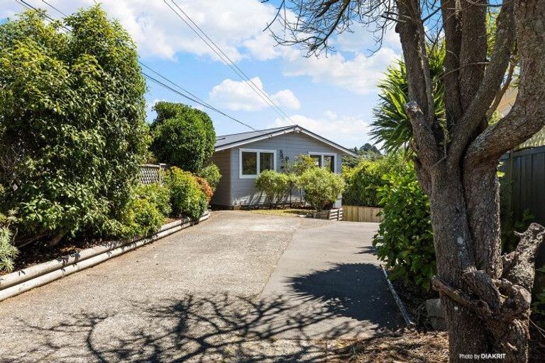 Photo of property in 15 Dunmail Way, Newlands, Wellington, 6037