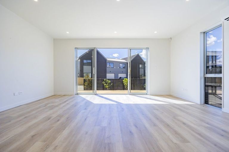 Photo of property in 2 Kartolina Crescent, Kumeu, 0810