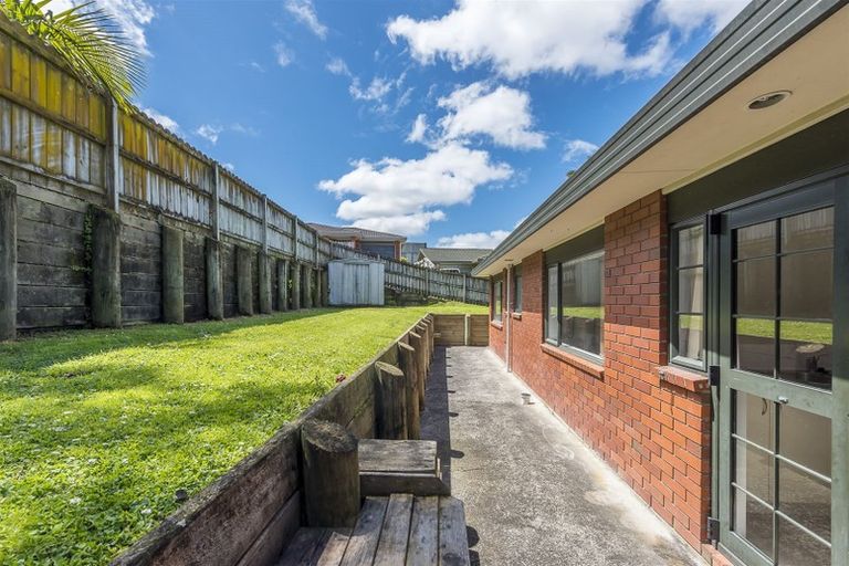 Photo of property in 30 Ginders Drive, Massey, Auckland, 0614