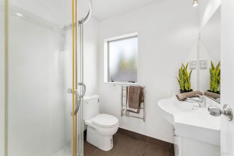 Photo of property in 104a Flanshaw Road, Te Atatu South, Auckland, 0610