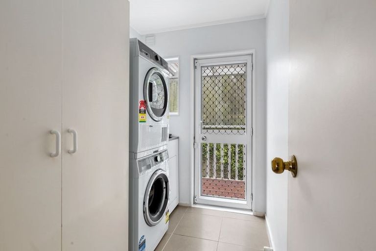 Photo of property in 16 Kearney Place, Massey, Auckland, 0614