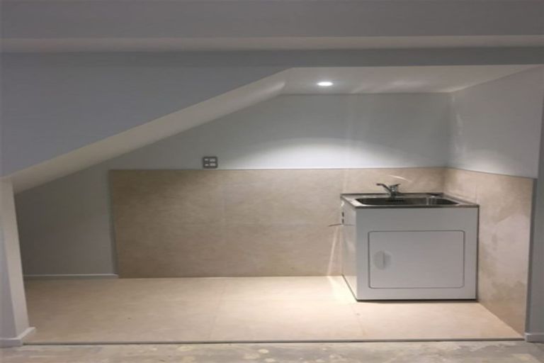 Photo of property in 52 Bordeaux Parade, Te Atatu South, Auckland, 0610