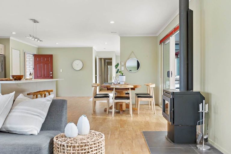 Photo of property in 24 Gavinike Place, Waimauku, 0812