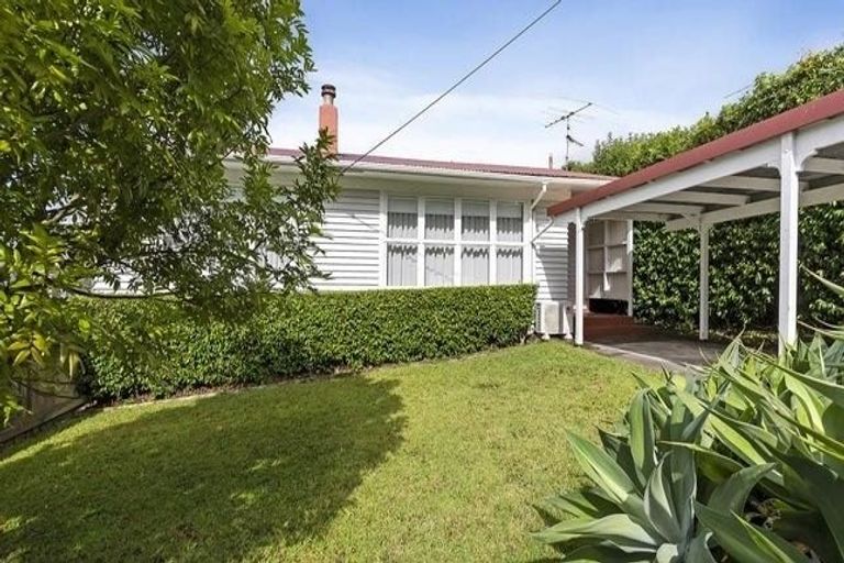 Photo of property in 1/60 Hillcrest Avenue, Hillcrest, Auckland, 0627