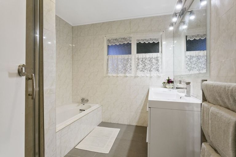 Photo of property in 1/24 Martin Crescent, Northcote, Auckland, 0627