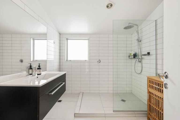 Photo of property in 1/3 Severn Street, Island Bay, Wellington, 6023