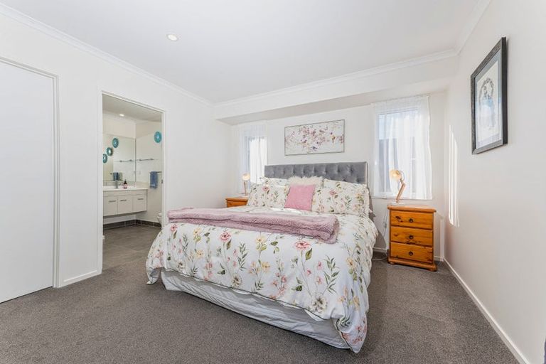 Photo of property in 13 Papa Orchard Drive, Kumeu, 0810