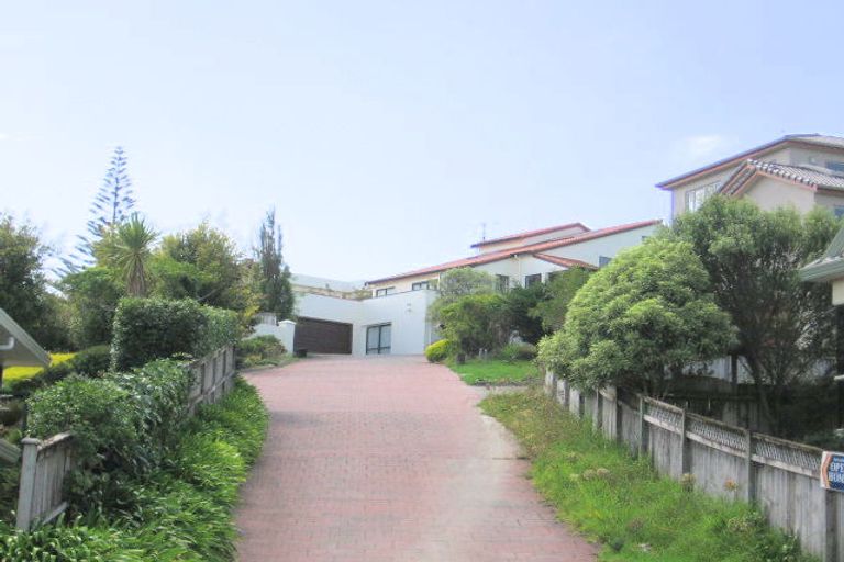 Photo of property in 22 Taroka Close, Pinehill, Auckland, 0632