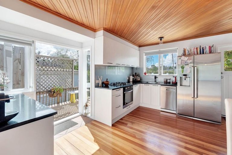 Photo of property in 38 Kashmir Road, Glen Eden, Auckland, 0602