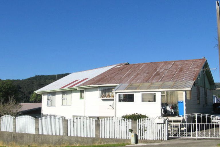 Photo of property in 23 Clapham Grove, Stokes Valley, Lower Hutt, 5019