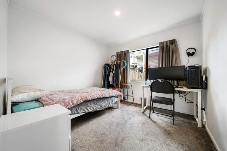 Photo of property in 2/109 Target Road, Totara Vale, Auckland, 0629