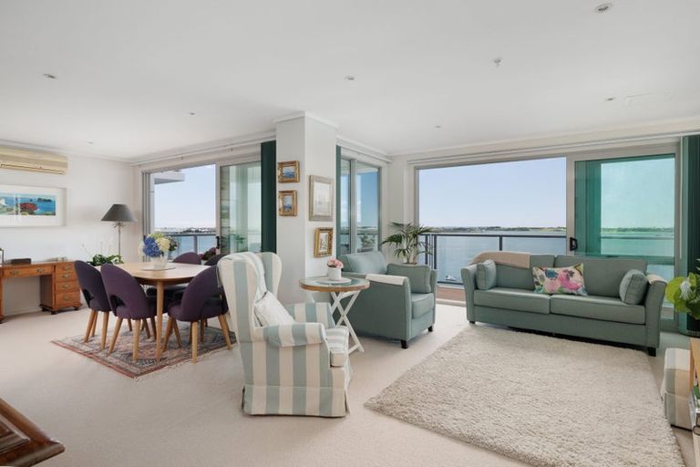 Photo of property in 72 Devonport Road, Tauranga, 3110
